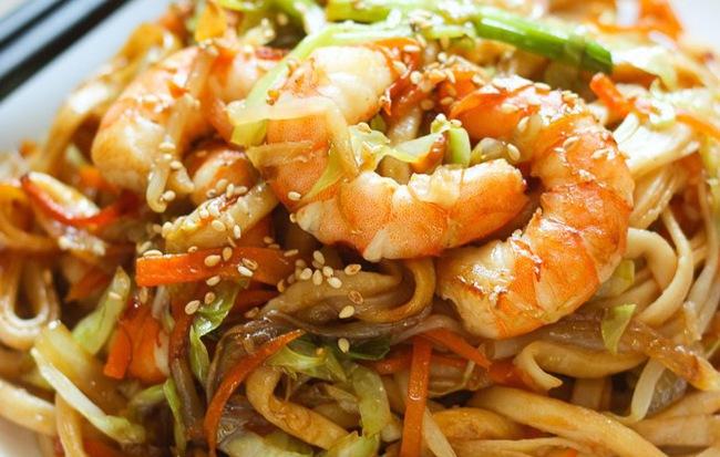 Ngày bận rộn chẳng kịp nấu thì bữa tối chỉ cần món mì xào thôi cũng quá ngon rồi! - Ảnh 1 Ngày bận rộn chẳng kịp nấu thì bữa tối chỉ cần món mì xào thôi cũng quá ngon rồi! - Ảnh 1